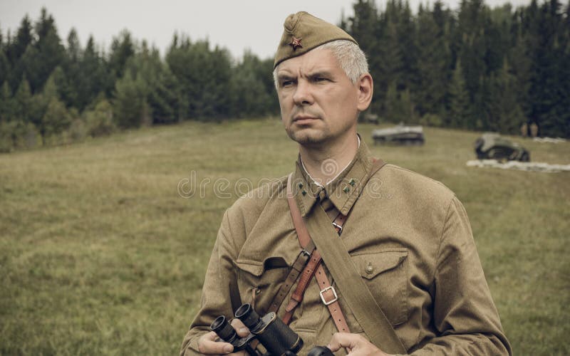ПЕРМЬ, РОССИЯ - 30-ОЕ ИЮЛЯ 2016: Исторический reenactment Второй Мировой Войны, лето, 1942 Советский офицер стоковые фото