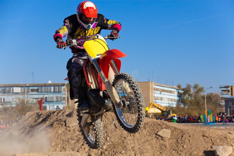 персона грязи bike скача стоковая фотография rf персона грязи bike скача стоковая фотография rf