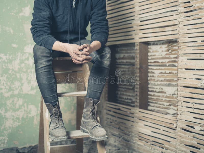 Персона отдыхая на stepladder стоковая фотография rf