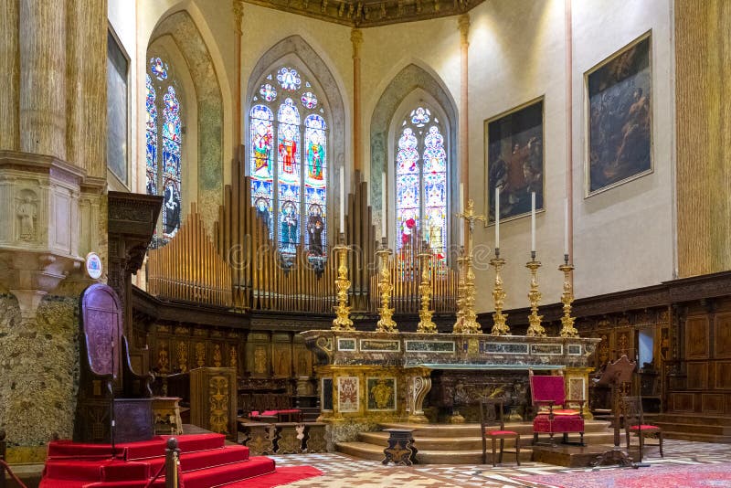 Перуджа, Италия - Внутренние здания собора Святого Лаврентия XV века - Cattedrale di San Lorenzo - на площади IV Новембре - стоковые изображения rf