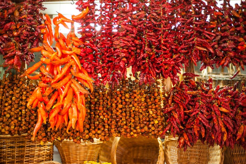 Перцы Chili на стойле рынка стоковые изображения rf Перцы Chili на стойле рынка стоковые изображения rf