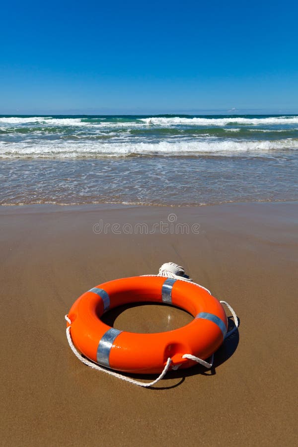 песок пляжа lifebuoy лежа красный стоковое изображение rf песок пляжа lifebuoy лежа красный стоковое изображение rf