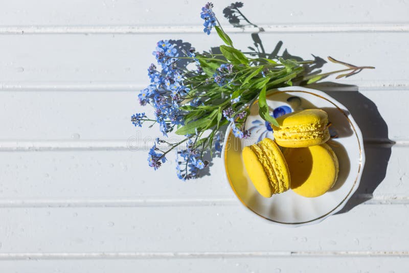 Пестротканый конец-вверх печениь macarons миндалины на плите печенья печенья macaroon свежего желтого лимона французские, macaron стоковое фото rf Пестротканый конец-вверх печениь macarons миндалины на плите печенья печенья macaroon свежего желтого лимона французские, macaron стоковое фото rf