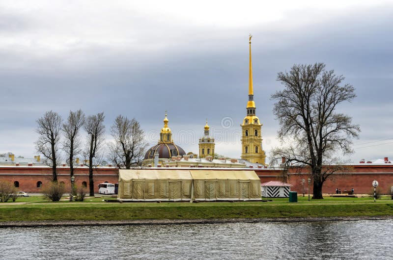 ПЕТЕРБУРГ, РОССИЯ-5 мая 2015: Павел и Петр или Петропавловская крепость Вид с набережной Кронверской стоковая фотография rf
