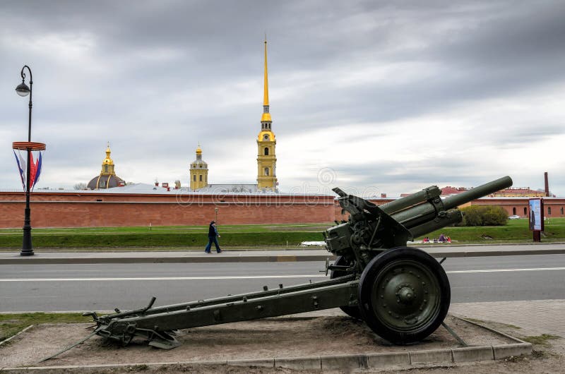 ПЕТЕРБУРГ, РОССИЯ-5 мая 2015: Поль, Петр или Петропавловская крепость с длинноствольным оружием.