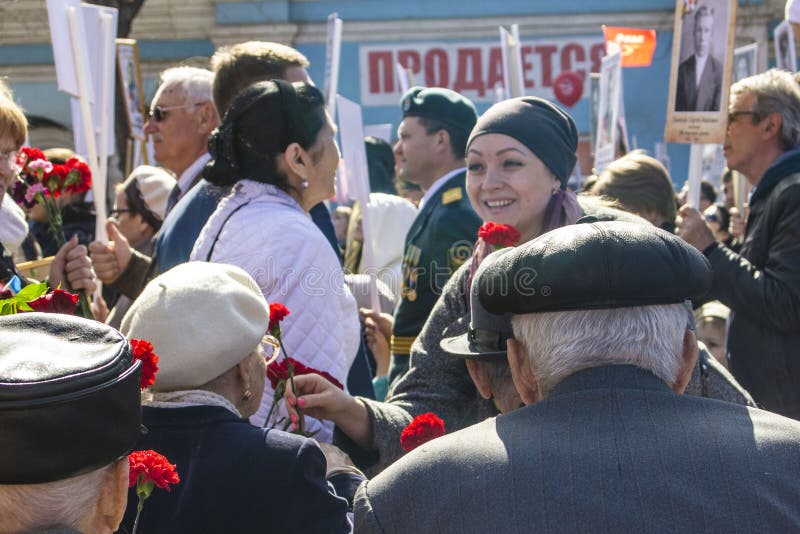 ПЕТРОПАВЛОВСК 9-ОЕ МАЯ 2018: резиденты в памятном шествии стоковое изображение rf ПЕТРОПАВЛОВСК 9-ОЕ МАЯ 2018: резиденты в памятном шествии стоковое изображение rf