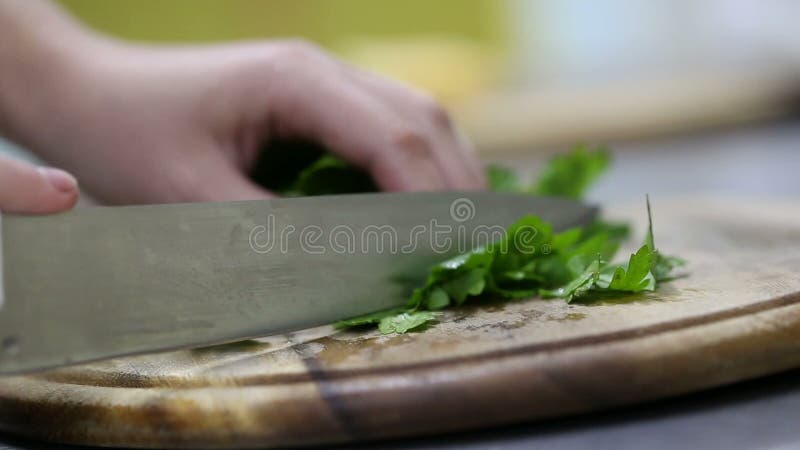 Петрушка вырезывания шеф-повара на деревянной доске