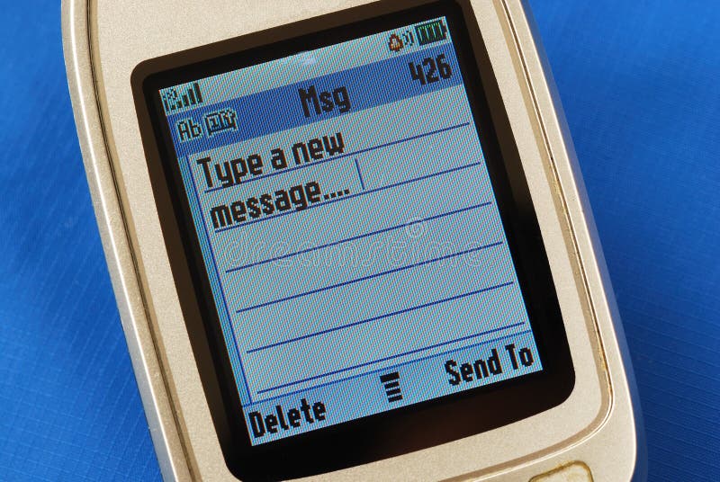 печатать на машинке sms телефона клетчатого сообщения новый стоковое фото rf печатать на машинке sms телефона клетчатого сообщения новый стоковое фото rf