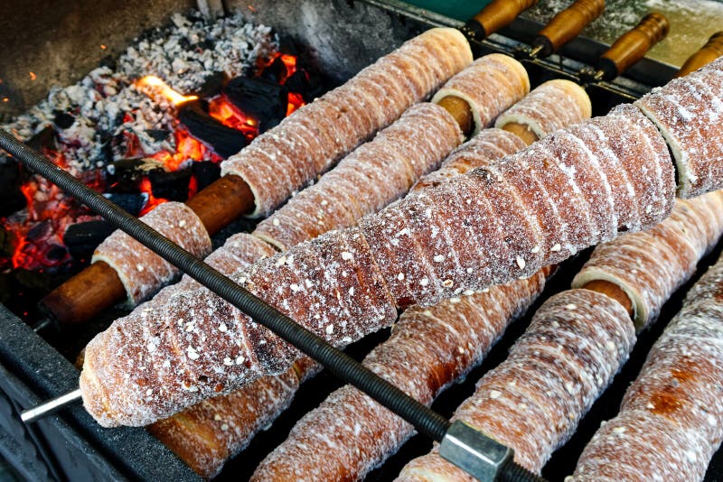 Печенье trdelnik выпечки на деревянном огне стоковые изображения Печенье trdelnik выпечки на деревянном огне стоковые изображения