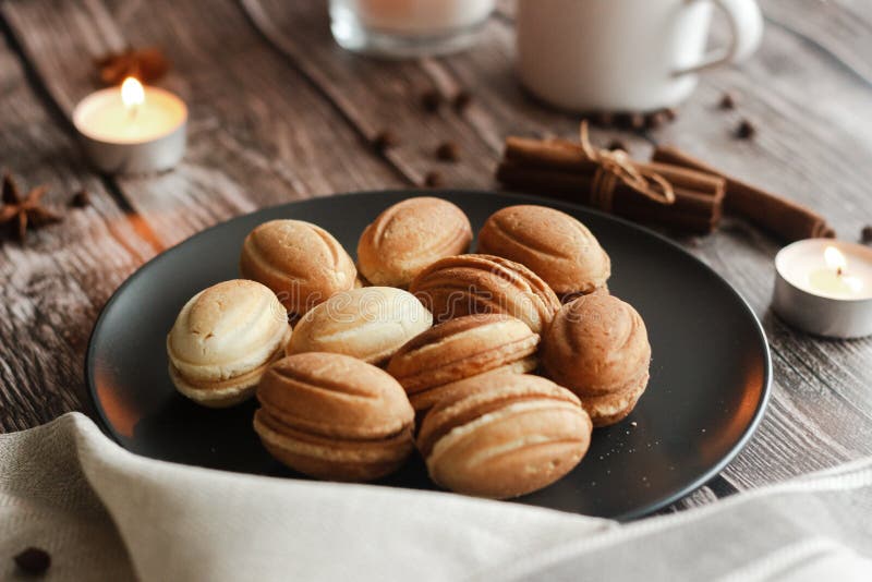 Печенье на тарелку. Российские домашние орехи печенья. Cookie имеет форму орехи. Состав со свечами и другими элементами романтическими