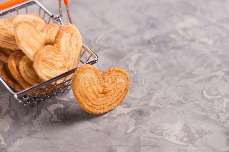 Печем фигурное песочное печенье на День святого Валентина: простой рецепт