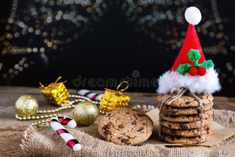 Печенья обломока шоколада свежо испекли штабелированы со шляпой santa стоковое изображение rf Печенья обломока шоколада свежо испекли штабелированы со шляпой santa стоковое изображение rf