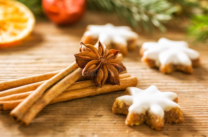 Печенья циннамона и christmasy специи стоковое изображение Печенья циннамона и christmasy специи стоковое изображение