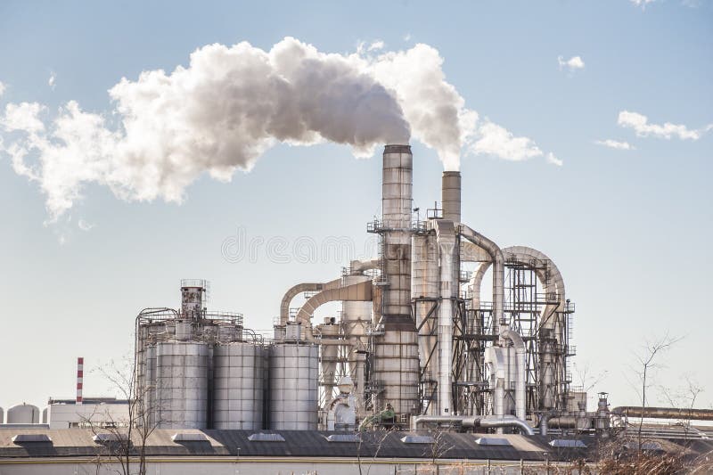 Печные трубы и силосохранилища фабрики Стоковое Изображение ...