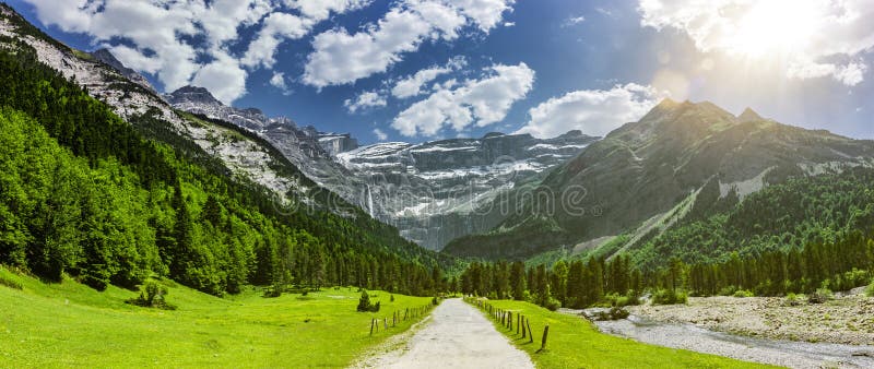 Пешая тропа к Cirque de Gavarnie стоковое изображение Пешая тропа к Cirque de Gavarnie стоковое изображение
