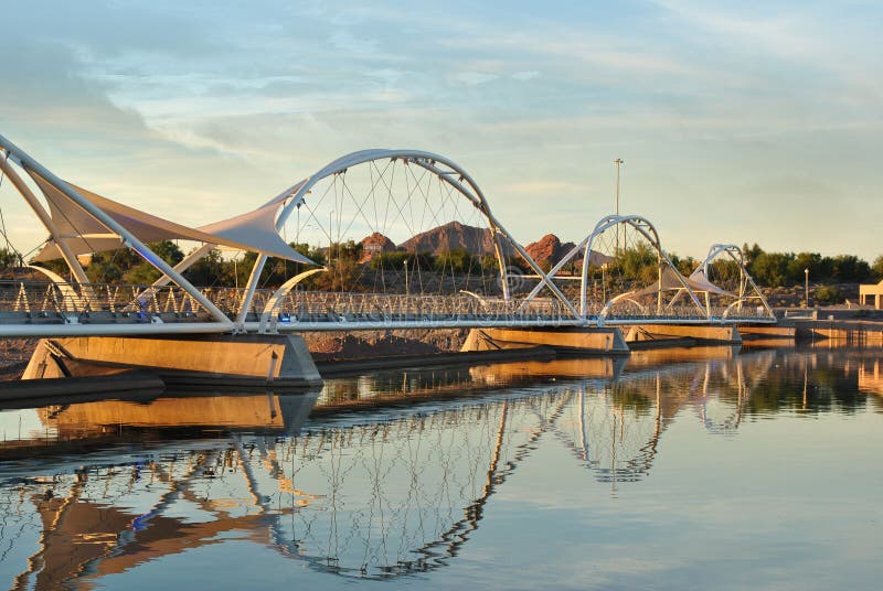 Пешеходный парк Аризона пляжа Tempe пешеходного моста на заходе солнца стоковое фото Пешеходный парк Аризона пляжа Tempe пешеходного моста на заходе солнца стоковое фото