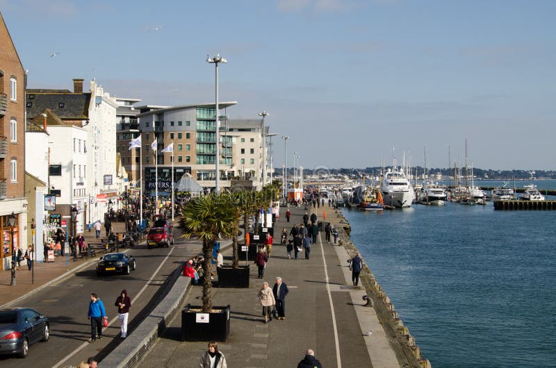 Пешеходы на Quayside, гавани Poole стоковые изображения rf Пешеходы на Quayside, гавани Poole стоковые изображения rf