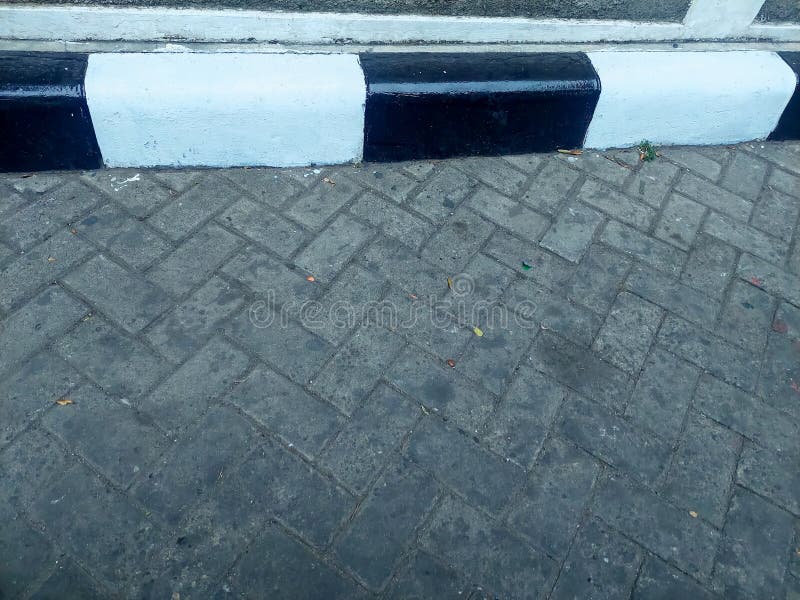 пешеход с тротуарным блоком со стороной зебры стоковые фотографии rf
