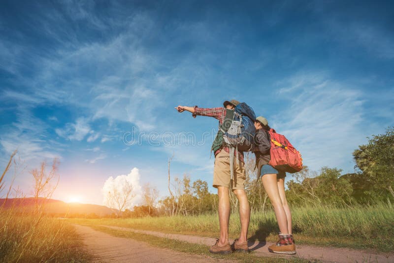 Пешие прогулки по азиатским пешим прогулкам в лесу для похода стоковая фотография Пешие прогулки по азиатским пешим прогулкам в лесу для похода стоковая фотография