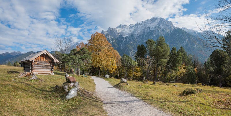 Пеший путь около mittenwald с красивой бдительностью к karwendel стоковые изображения rf Пеший путь около mittenwald с красивой бдительностью к karwendel стоковые изображения rf