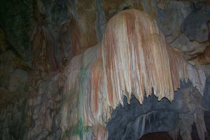 Пещера, сталактиты и сталагмиты Karst в пещере стоковое изображение Пещера, сталактиты и сталагмиты Karst в пещере стоковое изображение