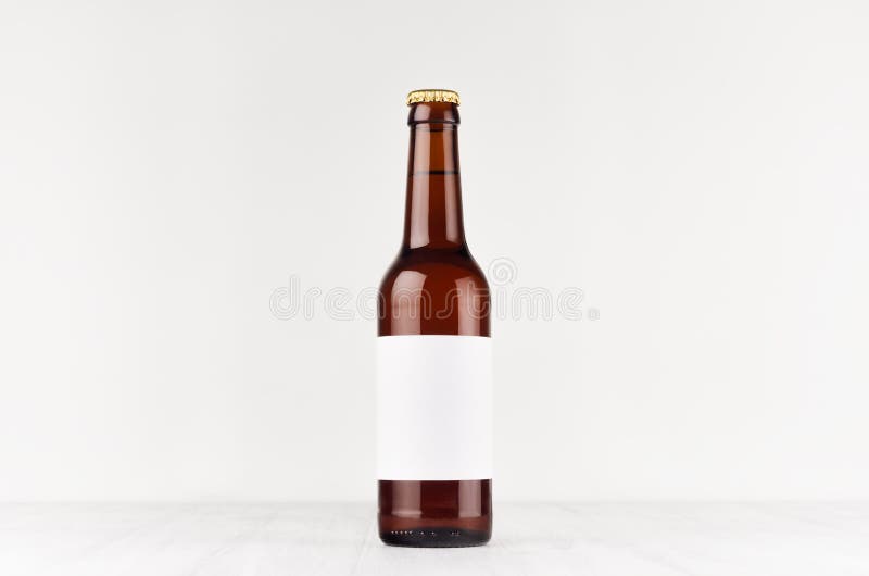 Пивная бутылка 330ml longneck Брайна с пустым белым ярлыком на белой деревянной доске, глумится вверх стоковое фото rf Пивная бутылка 330ml longneck Брайна с пустым белым ярлыком на белой деревянной доске, глумится вверх стоковое фото rf
