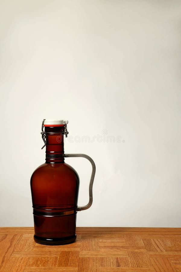 Пиво домашнего brew в Growler верхней части качания стоковая фотография