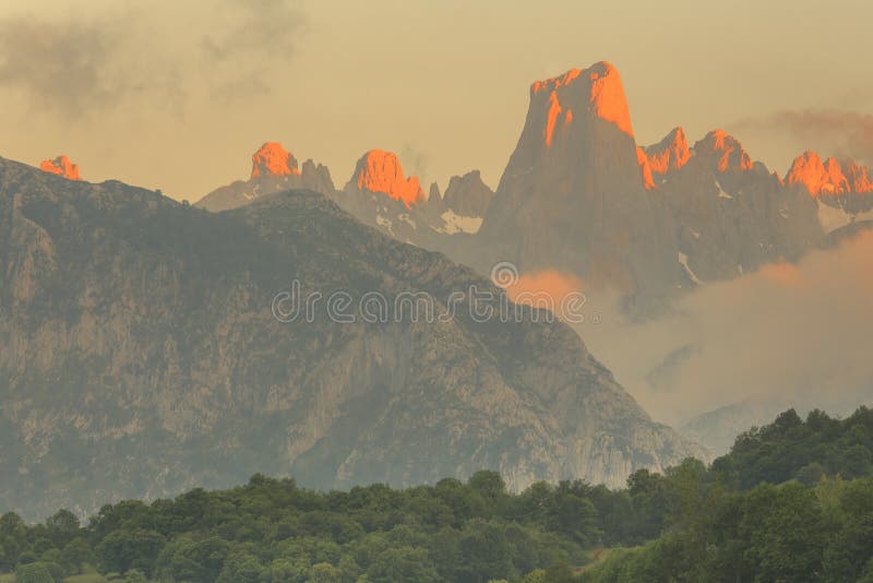 Пикос-де-эуропа naranjo de bulnes стоковая фотография
