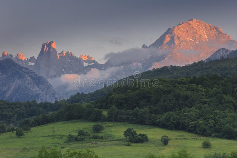 Пикос-де-эуропа naranjo de bulnes стоковые фото
