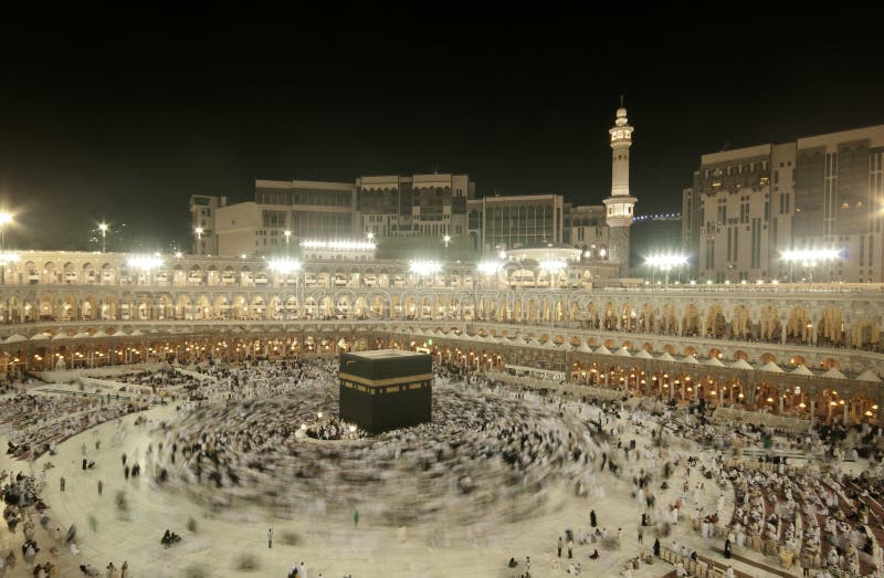 Пилигримы circumambulate Kaaba стоковые изображения rf Пилигримы circumambulate Kaaba стоковые изображения rf
