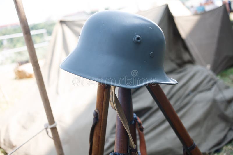 Пирамиды винтовок и шлемы, reenactment эры первого War†мира « стоковая фотография rf Пирамиды винтовок и шлемы, reenactment эры первого War†мира « стоковая фотография rf