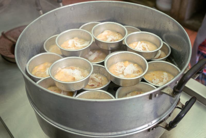 Пирог банана и мясо кокоса покрывая в испаренном баке, традиционном десерте кухни Таиланда стоковая фотография