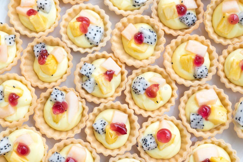 Пирожные украшенные с свежими фруктами pitaya, ананас и дыня стоковая фотография Пирожные украшенные с свежими фруктами pitaya, ананас и дыня стоковая фотография