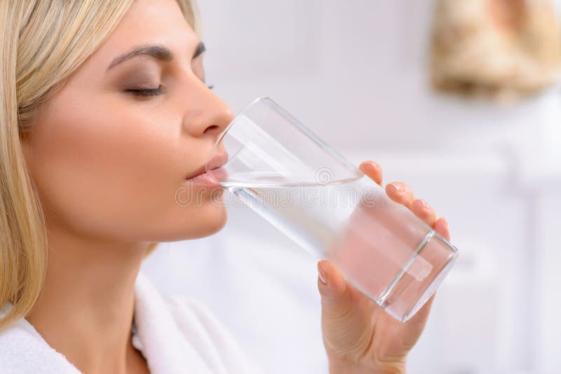 Питьевая вода молодой дамы стоковое фото Питьевая вода молодой дамы стоковое фото