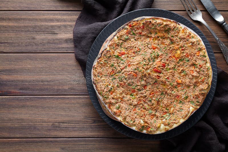 Пицца Lahmacun домодельная турецкая очень вкусная с семенить мясом говядины или овечки стоковое фото
