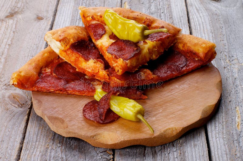 пицца pepperoni путя клиппирования изолированная изображением стоковое фото