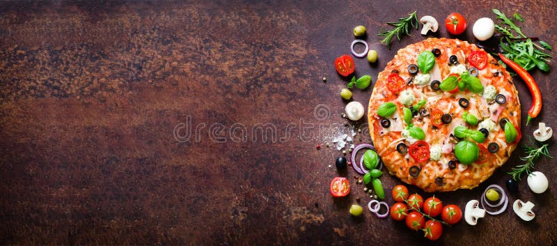 Пищевые ингредиенты и специи для варить очень вкусную итальянскую пиццу Грибы, томаты, сыр, лук, масло, перец, соль стоковое изображение Пищевые ингредиенты и специи для варить очень вкусную итальянскую пиццу Грибы, томаты, сыр, лук, масло, перец, соль стоковое изображение