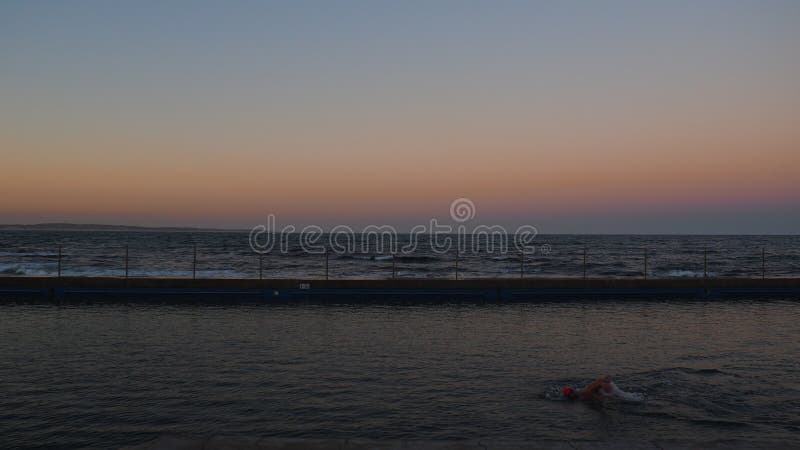 Плавание на красивом времени стоковое фото rf Плавание на красивом времени стоковое фото rf