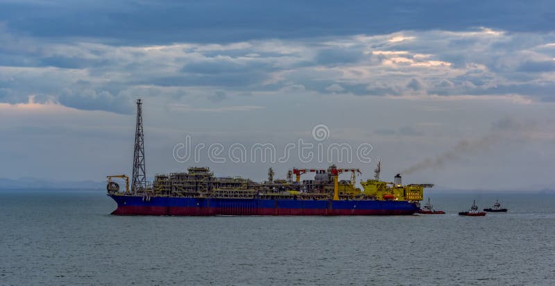Плавая сосуд (FPSO) продукции, хранения и offloading стоковое изображение Плавая сосуд (FPSO) продукции, хранения и offloading стоковое изображение