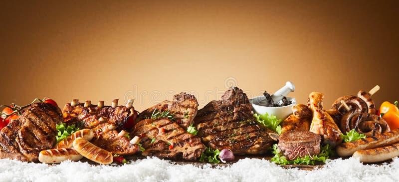 Плакат панорамы с ассортированным мясом из барбекю стоковая фотография