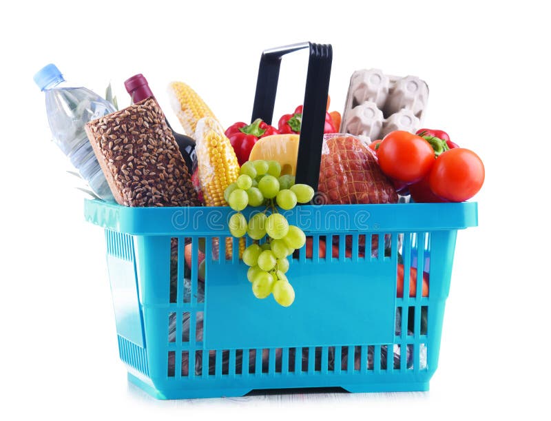 Пластичная корзина для товаров с сортированными продуктами бакалеи стоковое изображение Пластичная корзина для товаров с сортированными продуктами бакалеи стоковое изображение