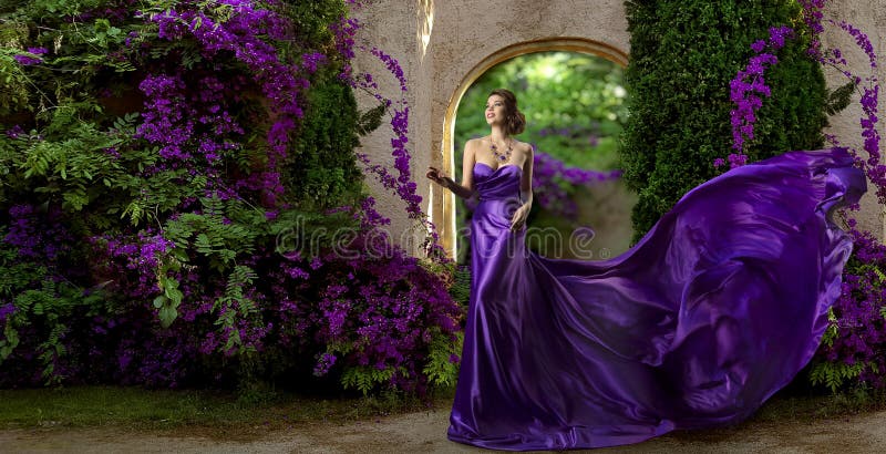 Платье фотомодели фиолетовое, мантия женщины длинная Silk, фиолетовый сад стоковая фотография
