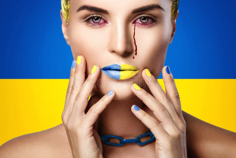плачущая украинка с кровавыми слезами стоковые изображения rf