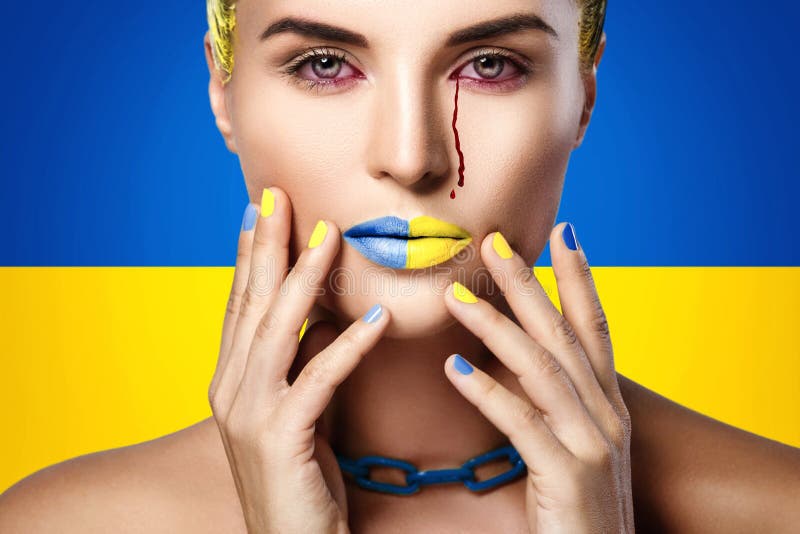 плачущая украинская женщина с кровавыми слезами стоковые изображения rf