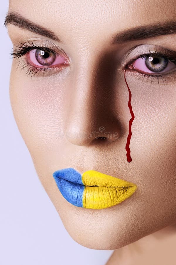 плачущая украинская женщина с кровавыми слезами стоковая фотография rf