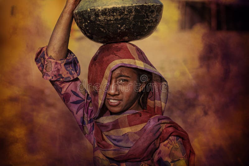 Племенная девушка получая воду, Puskar, Индию