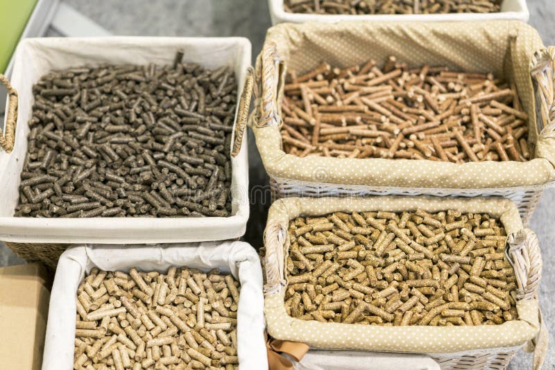 Плетеные корзины с различными видами pelleted составного питания на аграрной выставке Экологически дружелюбное топливо стоковая фотография rf Плетеные корзины с различными видами pelleted составного питания на аграрной выставке Экологически дружелюбное топливо стоковая фотография rf