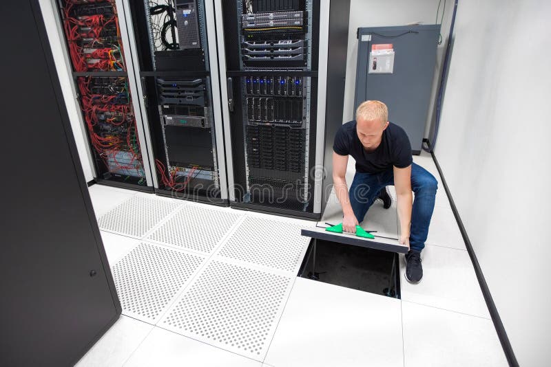 Плитка пола техника поднимаясь используя чашки всасывания вакуума в Datac стоковые фотографии rf Плитка пола техника поднимаясь используя чашки всасывания вакуума в Datac стоковые фотографии rf