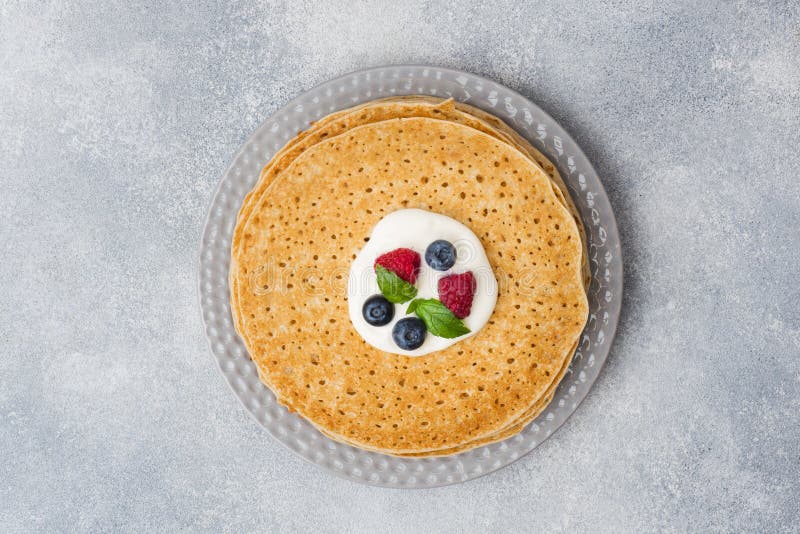 Площадь вкуÑных тонких блинчиков Ñ Ñгодами на Ñером Ñтоле Копировать п стоковое изображение rf Площадь вкуÑных тонких блинчиков Ñ Ñгодами на Ñером Ñтоле Копировать п стоковое изображение rf