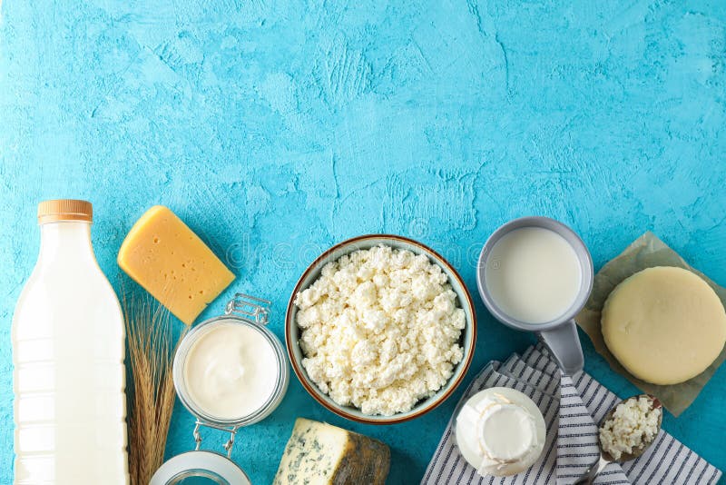 Площадь Различные молочные продукты на синем фоне стоковое фото Площадь Различные молочные продукты на синем фоне стоковое фото
